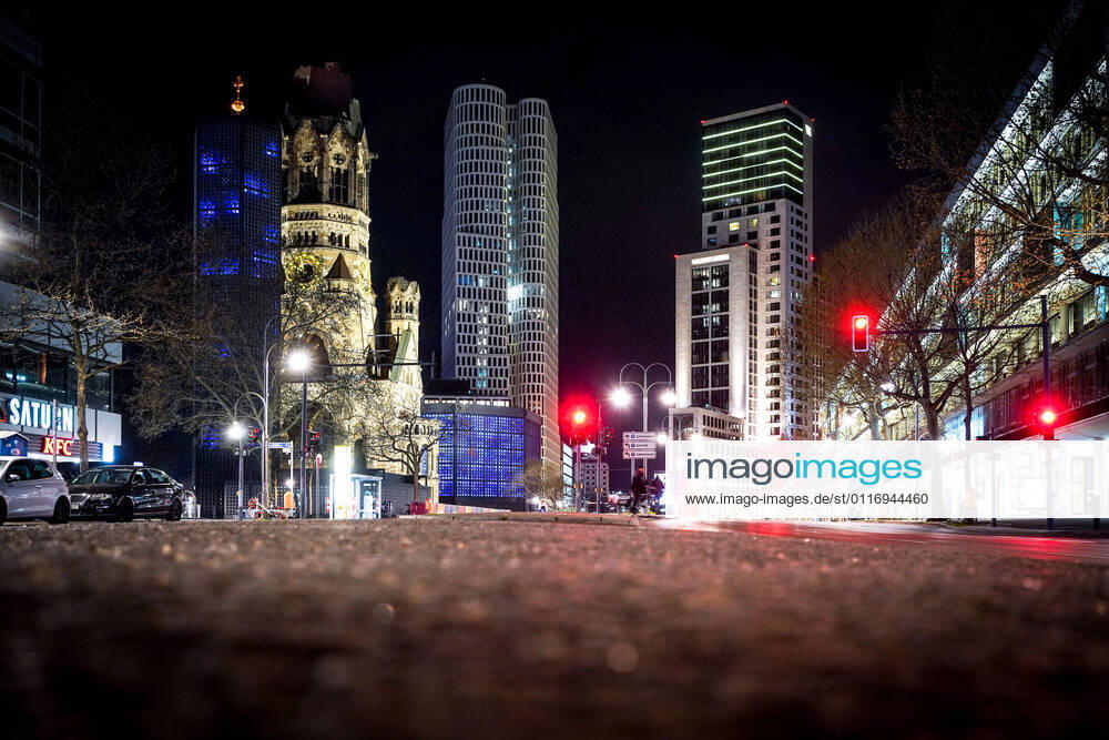 Berlin,Deutschland,GER,am heutigen Abend ab 22.00 Uhr gilt eine Ausgangssperre bis 05.00 Uhr.Kaiser-Wilhelm-Gedächtniskirche.