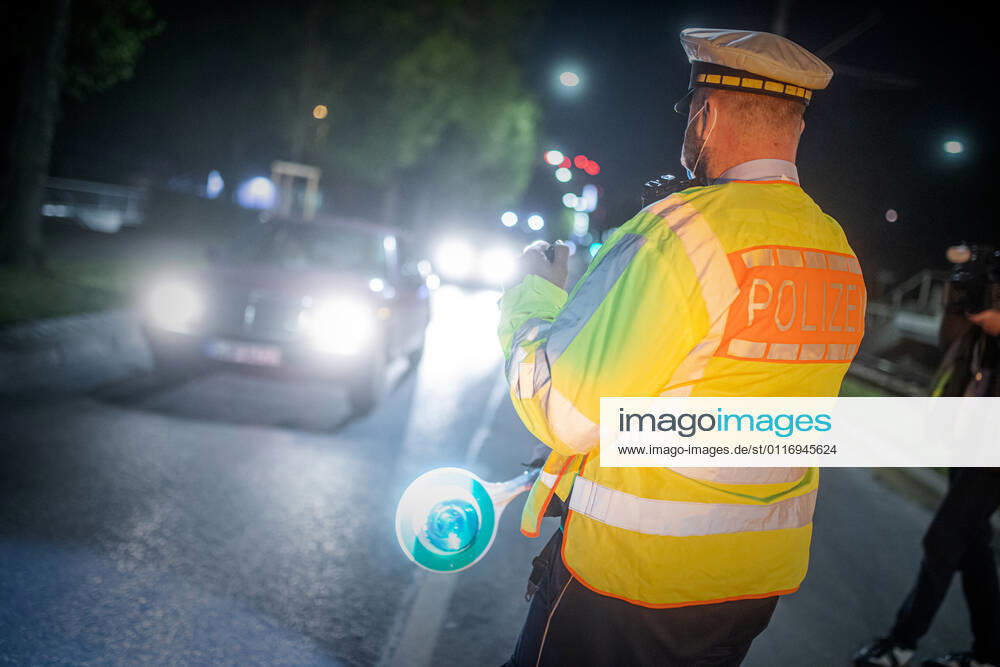 Polizeikontrolle der nächtlichen Ausgangsbeschränkung ab 22 Uhr Stuttgart Stuttgart Baden-Württemberg Deutschland