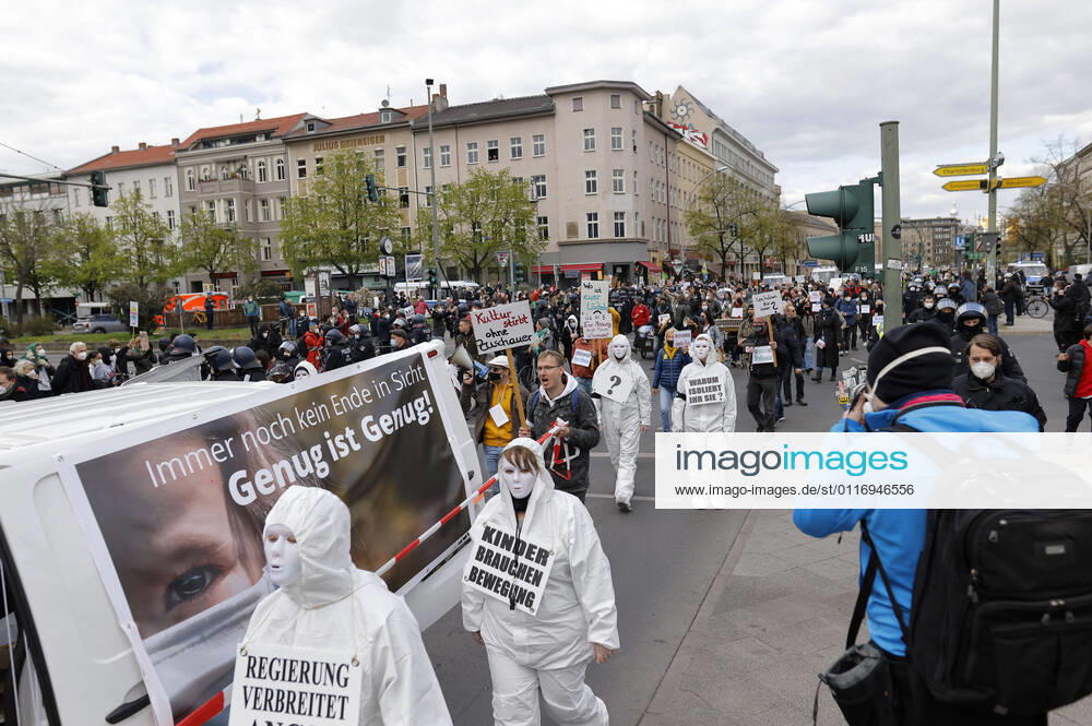 Demonstration in Kreuzberg unter dem Motto Generation miteinander - Herzensangelegenheit aus dem Kreis der Querdenker-Bewegung. Am Rande der Demo kam es zu zahlreichen Gegenprotesten. Berlin