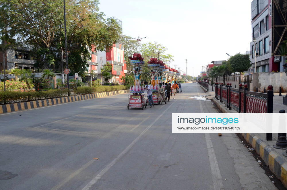 Prayagraj: labours carry decorative road light for marriage purpose during government imposed weekend lockdown in wake of spread of CORONA virus in Prayagraj on Sunday, April 25, 2021. Prayagraj India - ZUMAv115 20210425_zap_v115_015