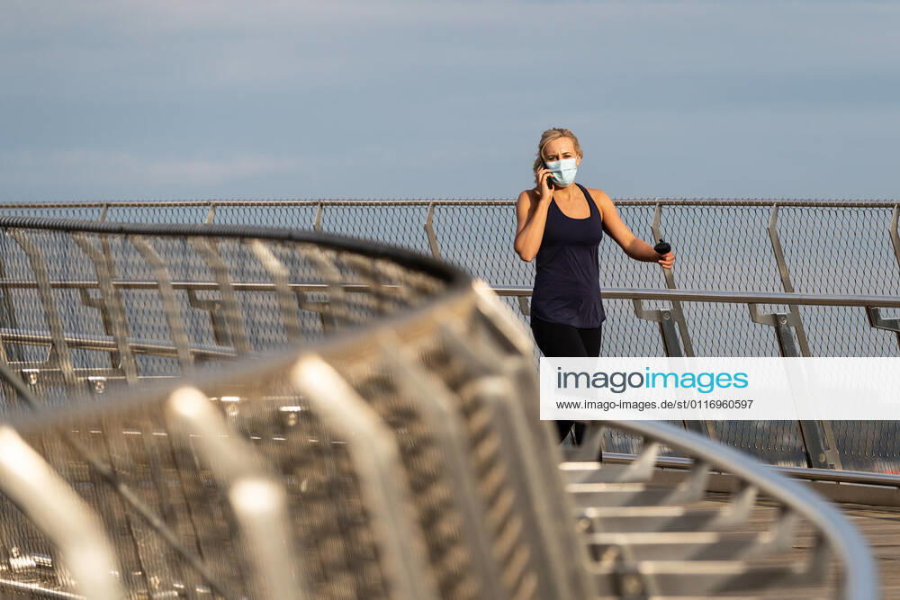 WA CORONAVIRUS COVID19, A members of the public wears a mask whilst exercising at Elizabeth Quay in Perth, Monday, April 26, 2021. Perth and Peel region are expected to come out of a three day lockdown at midnight but mask will still be compulsory until at least 12:01am next Saturday when restrictions are reviewed. ( NO ARCHIVING, , NO USE IN BOOKS WITHOUT CONSENT PERTH WA AUSTRALIA