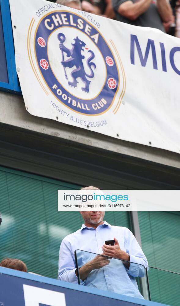 Chelsea v Sunderland . . London, UK . . 24.05.2015 Chelsea owner Roman Abramovich looks at his mobile phone. Chelsea v Sunderland London UK 24 05 2015 Chelsea Owner Novel Abramovich looks AT His Mobile Phone imago 19966264