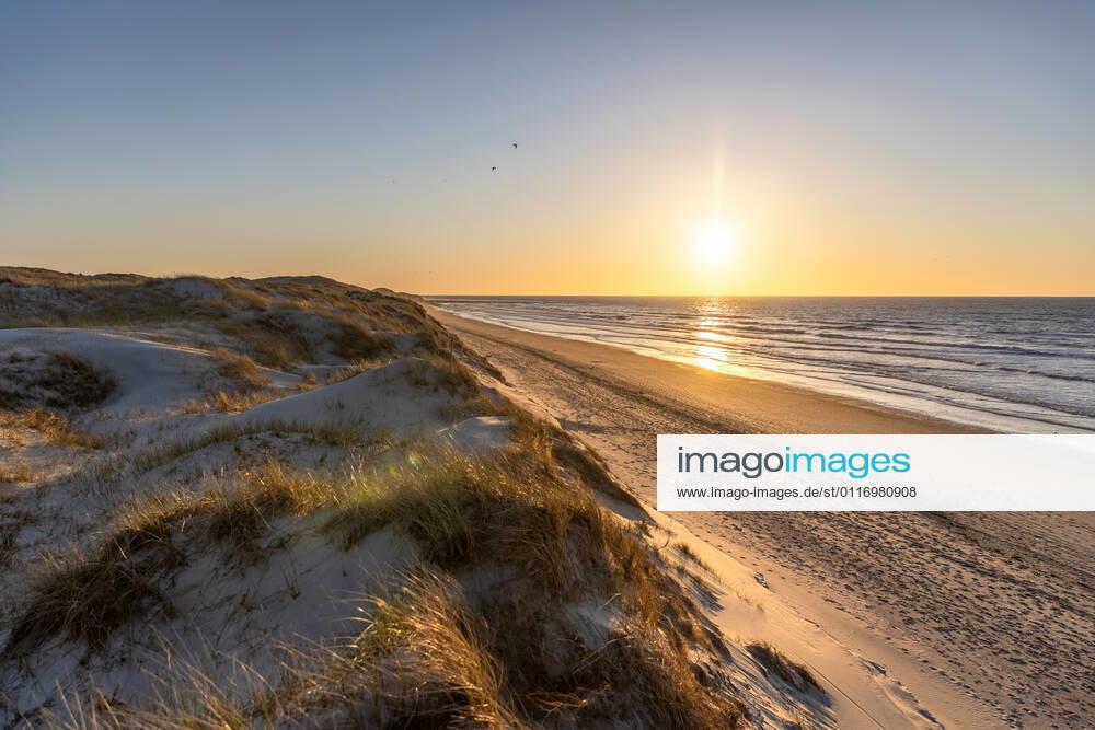 Norderney. 25 APR 2021. Sonnenuntergang in den Dünen am Strandbad Weiße Düne auf Norderney. Ruhiger Frühlingsabend an der Nordsee. OSTFRIESLAND. Ostfriesische Inseln.