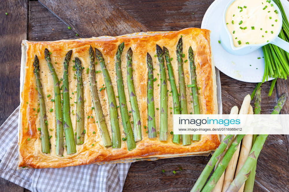 Herzhafte Blätterteig Quiche mit grünem Spargel