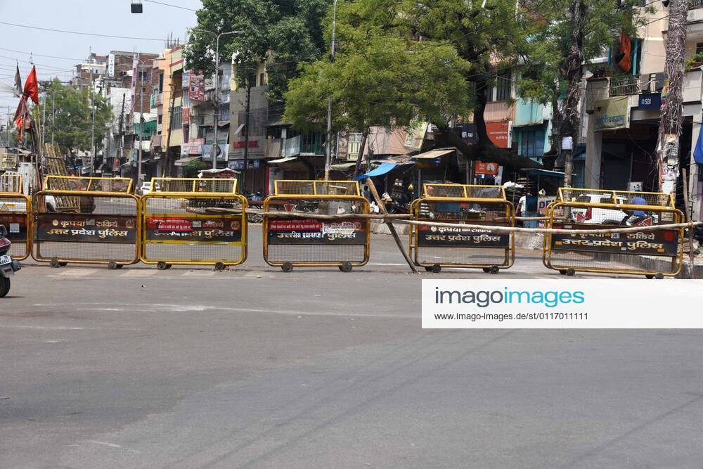 Prayagraj: Police barricade on road at a containment area in Prayagraj on Thursday, April 29, 2021. Prayagraj India - ZUMAv115 20210429_zap_v115_008