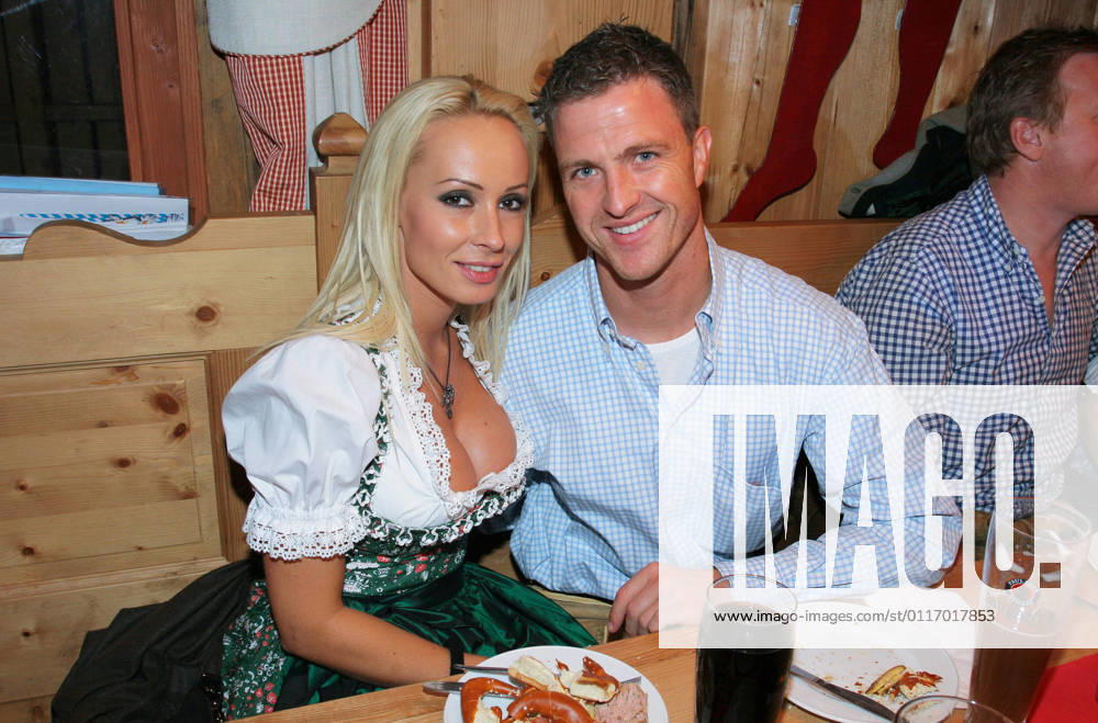 Oktoberfest 30.09.2008 Rennfahrer Ralf Schumacher + Frau Cora im Festzelt - Kufflers Weinzelt - beim Oktoberfest auf der Theresienwiese in Muenchen - 30.09.2008 -