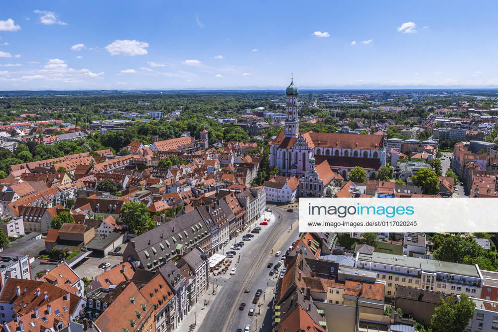 Augsburgs prachtvolle City von oben Impressionen aus der Luft von Augsburgs Prachtstraße - die Maxstrasse in der Altstadt ist eine der kunsthistorisch bedeutsamsten Straßen Süddeutschlands. Augsburg - Maxstraße, Ulrichskirchen