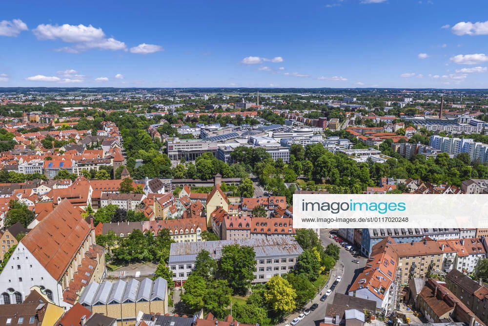 Augsburgs prachtvolle City von oben Impressionen aus der Luft von Augsburgs Prachtstraße - die Maxstrasse in der Altstadt ist eine der kunsthistorisch bedeutsamsten Straßen Süddeutschlands. Augsburg - Lechviertel und City-Galerie