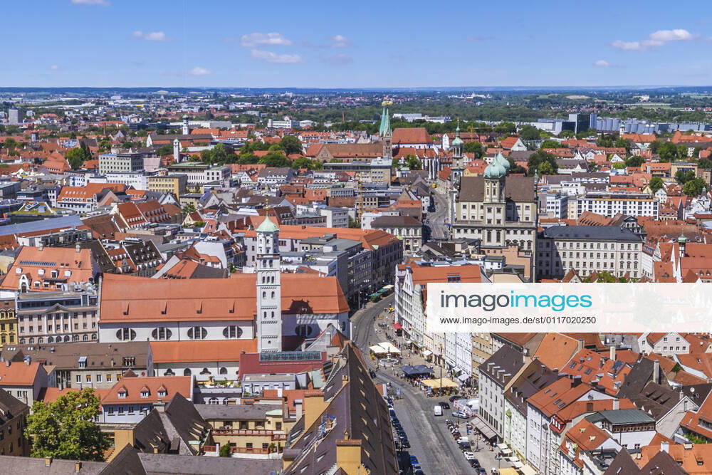 Augsburgs prachtvolle City von oben Impressionen aus der Luft von Augsburgs Prachtstraße - die Maxstrasse in der Altstadt ist eine der kunsthistorisch bedeutsamsten Straßen Süddeutschlands. Augsburg - Maxstraße Nord