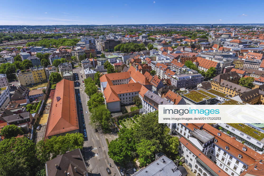Augsburgs prachtvolle City von oben Impressionen aus der Luft von Augsburgs Prachtstraße - die Maxstrasse in der Altstadt ist eine der kunsthistorisch bedeutsamsten Straßen Süddeutschlands. Augsburg - Maxstraße