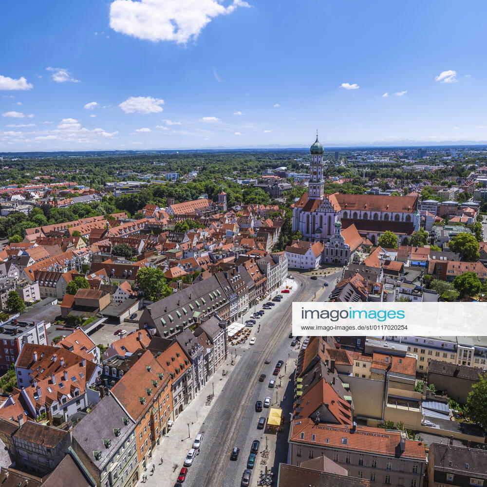Augsburgs prachtvolle City von oben Impressionen aus der Luft von Augsburgs Prachtstraße - die Maxstrasse in der Altstadt ist eine der kunsthistorisch bedeutsamsten Straßen Süddeutschlands. Augsburg - Maxstraße, Ulrichskirchen