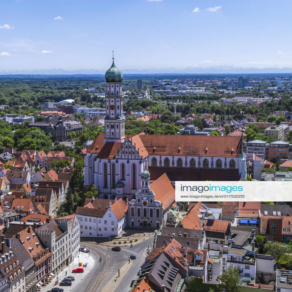 Augsburgs prachtvolle City von oben Impressionen aus der Luft von Augsburgs Prachtstraße - die Maxstrasse in der Altstadt ist eine der kunsthistorisch bedeutsamsten Straßen Süddeutschlands. Augsburg - Maxstraße, Ulrichskirchen