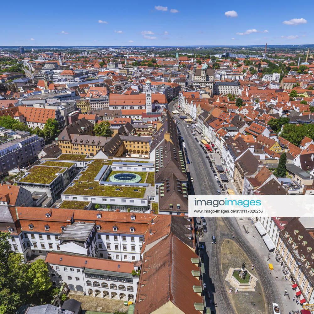 Augsburgs prachtvolle City von oben Impressionen aus der Luft von Augsburgs Prachtstraße - die Maxstrasse in der Altstadt ist eine der kunsthistorisch bedeutsamsten Straßen Süddeutschlands. Augsburg - Maxstraße Nord