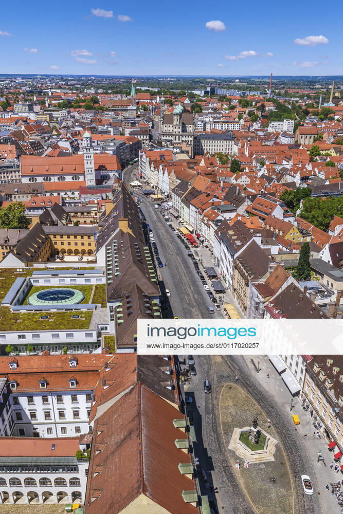 Augsburgs prachtvolle City von oben Impressionen aus der Luft von Augsburgs Prachtstraße - die Maxstrasse in der Altstadt ist eine der kunsthistorisch bedeutsamsten Straßen Süddeutschlands. Augsburg - Maxstraße Nord