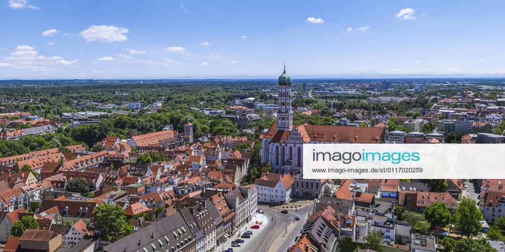 Augsburgs prachtvolle City von oben Impressionen aus der Luft von Augsburgs Prachtstraße - die Maxstrasse in der Altstadt ist eine der kunsthistorisch bedeutsamsten Straßen Süddeutschlands. Augsburg - Maxstraße, Ulrichskirchen