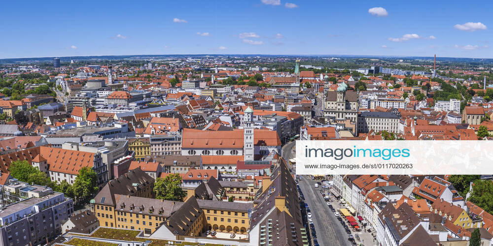 Augsburgs prachtvolle City von oben Impressionen aus der Luft von Augsburgs Prachtstraße - die Maxstrasse in der Altstadt ist eine der kunsthistorisch bedeutsamsten Straßen Süddeutschlands. Augsburg - Maxstraße Nord