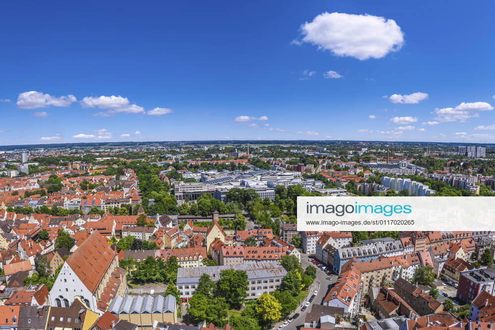 Augsburgs prachtvolle City von oben Impressionen aus der Luft von Augsburgs Prachtstraße - die Maxstrasse in der Altstadt ist eine der kunsthistorisch bedeutsamsten Straßen Süddeutschlands. Augsburg - Lechviertel und City-Galerie