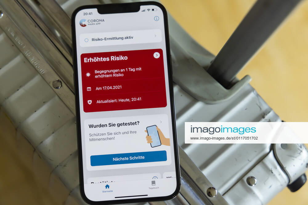 Erhöhtes Risiko. Warnung der Corona-Warn-App nach einer Risikobegegnung. 03.05.2021. Europa, Deutschland, Baden-Württemberg, Stuttgart.