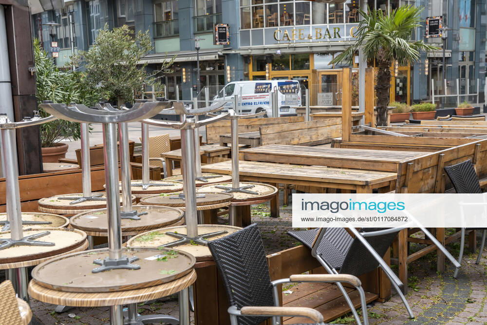 Gestapelte Stühle und Tische von diverses Gastronomie Betrieben, auf dem Kennedyplatz, geschlossene Cafes, Kneipen, Restaurants, Auswirkungen des Lockdowns in der Coronakrise in Essen, NRW, Deutschland, Corona Lockdown