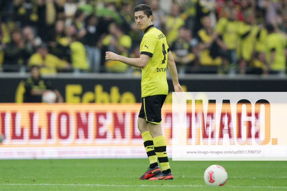 Robert LEWANDOWSKI (Borussia Dortmund - BVB - 9) schaut den Ball auf dem Anstosspunkt an 1. Bundesliga, Herren, Männer, Saison 2012-2013, Spiel 8, 20.10.2012, Borussia Dortmund - FC Schalke 04 Derby Revierderby Ruhrpottderby