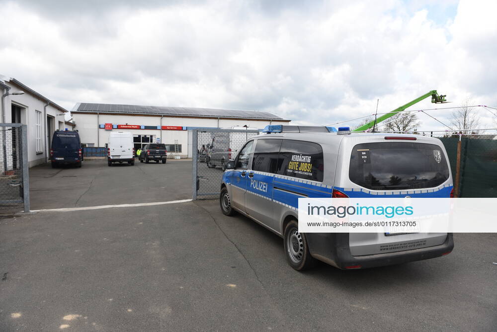 Heyda - Internat. KFZ-Kriminalität: Polizei durchsucht Werkstatt und nimmt Personen fest 06.05.2021 gegen 9 Uhr Waldheim OT Heyda, Hainichener Straße 9 Döbeln OT Neudorf, Knobelsdorfer Straße Fotograf: LausitzNews Erik-Holm Langhof Mehrere Polizeikräfte der Polizeidirektion Chemnitz und des sächsischen Landeskriminalamtes haben am Donnerstagmorgen ein Gelände eines Autoservice im Waldheimer Ortsteil Heyda durchsucht. Wie Polizeisprecher Andrzej Rydzik mitteilt, sei die Durchsuchung des Autoservice Heyda im Auftrag der Staatsanwaltschaft Chemnitz erfolgt. Es laufe ein Ermittlungsverfahren aufgrund internationalen Kfz-Diebstahls bzw. Kfz-Verschiebung. Bei der Durchsuchungsmaßnahmen habe die Polizei mehrere Beweismittel sichergestellt,