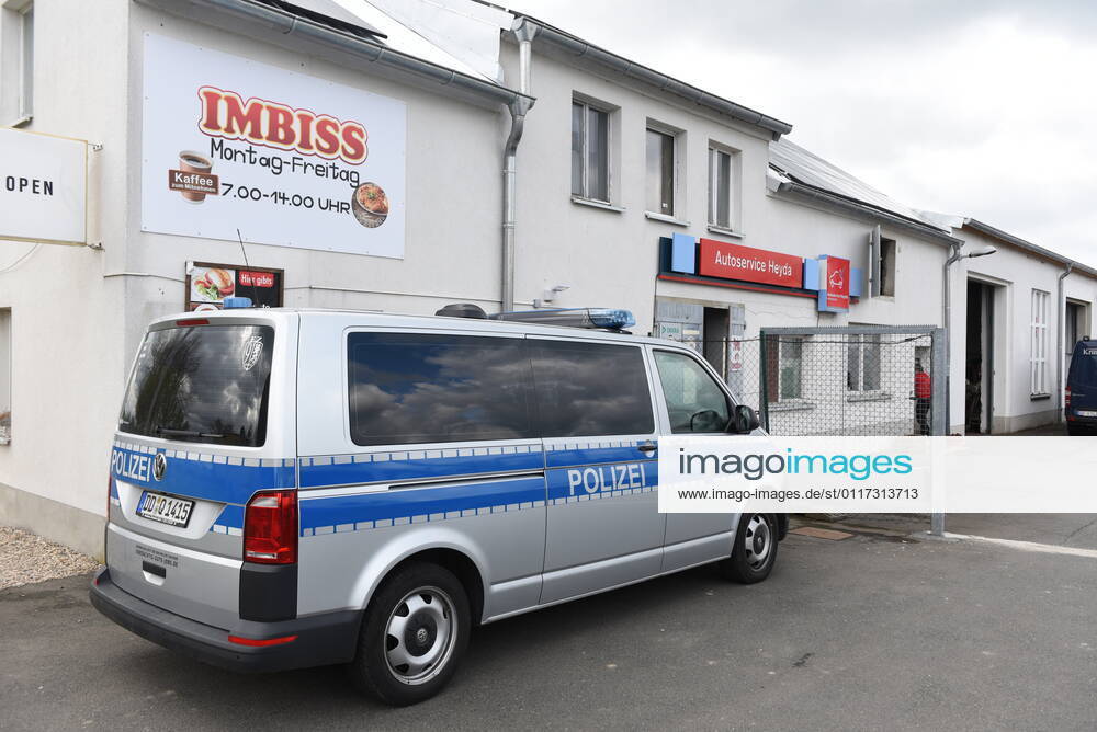 Heyda - Internat. KFZ-Kriminalität: Polizei durchsucht Werkstatt und nimmt Personen fest 06.05.2021 gegen 9 Uhr Waldheim OT Heyda, Hainichener Straße 9 Döbeln OT Neudorf, Knobelsdorfer Straße Fotograf: LausitzNews Erik-Holm Langhof Mehrere Polizeikräfte der Polizeidirektion Chemnitz und des sächsischen Landeskriminalamtes haben am Donnerstagmorgen ein Gelände eines Autoservice im Waldheimer Ortsteil Heyda durchsucht. Wie Polizeisprecher Andrzej Rydzik mitteilt, sei die Durchsuchung des Autoservice Heyda im Auftrag der Staatsanwaltschaft Chemnitz erfolgt. Es laufe ein Ermittlungsverfahren aufgrund internationalen Kfz-Diebstahls bzw. Kfz-Verschiebung. Bei der Durchsuchungsmaßnahmen habe die Polizei mehrere Beweismittel sichergestellt,