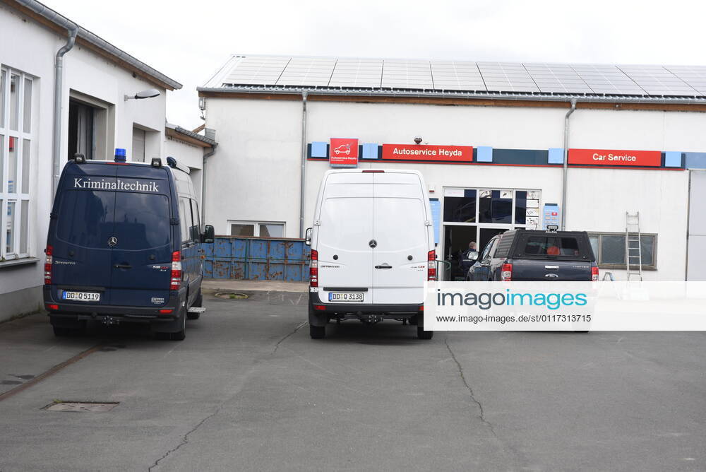 Heyda - Internat. KFZ-Kriminalität: Polizei durchsucht Werkstatt und nimmt Personen fest 06.05.2021 gegen 9 Uhr Waldheim OT Heyda, Hainichener Straße 9 Döbeln OT Neudorf, Knobelsdorfer Straße Fotograf: LausitzNews Erik-Holm Langhof Mehrere Polizeikräfte der Polizeidirektion Chemnitz und des sächsischen Landeskriminalamtes haben am Donnerstagmorgen ein Gelände eines Autoservice im Waldheimer Ortsteil Heyda durchsucht. Wie Polizeisprecher Andrzej Rydzik mitteilt, sei die Durchsuchung des Autoservice Heyda im Auftrag der Staatsanwaltschaft Chemnitz erfolgt. Es laufe ein Ermittlungsverfahren aufgrund internationalen Kfz-Diebstahls bzw. Kfz-Verschiebung. Bei der Durchsuchungsmaßnahmen habe die Polizei mehrere Beweismittel sichergestellt,