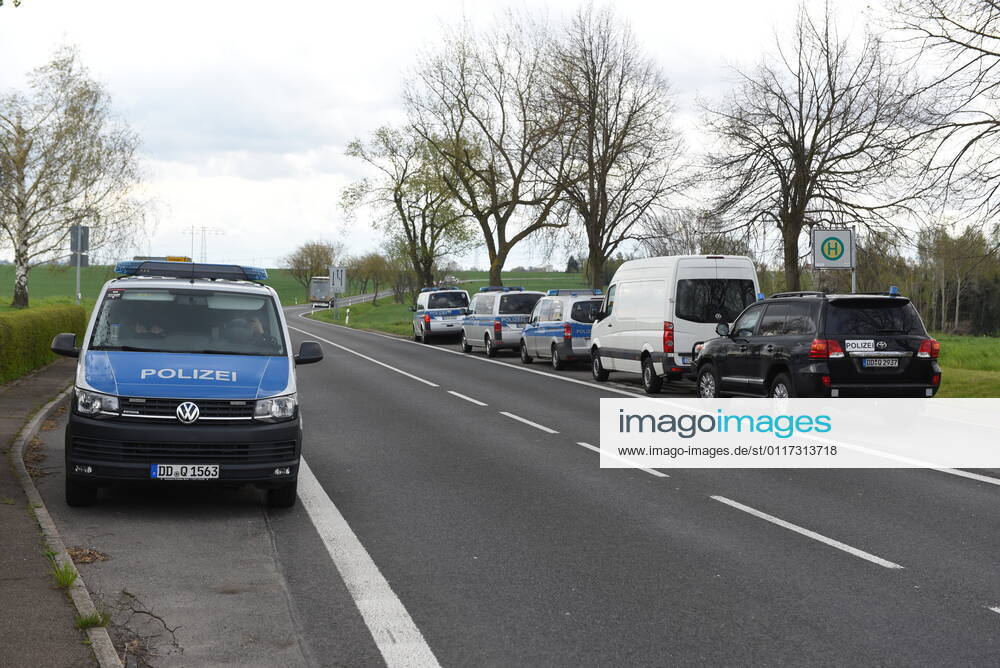 Heyda - Internat. KFZ-Kriminalität: Polizei durchsucht Werkstatt und nimmt Personen fest 06.05.2021 gegen 9 Uhr Waldheim OT Heyda, Hainichener Straße 9 Döbeln OT Neudorf, Knobelsdorfer Straße Fotograf: LausitzNews Erik-Holm Langhof Mehrere Polizeikräfte der Polizeidirektion Chemnitz und des sächsischen Landeskriminalamtes haben am Donnerstagmorgen ein Gelände eines Autoservice im Waldheimer Ortsteil Heyda durchsucht. Wie Polizeisprecher Andrzej Rydzik mitteilt, sei die Durchsuchung des Autoservice Heyda im Auftrag der Staatsanwaltschaft Chemnitz erfolgt. Es laufe ein Ermittlungsverfahren aufgrund internationalen Kfz-Diebstahls bzw. Kfz-Verschiebung. Bei der Durchsuchungsmaßnahmen habe die Polizei mehrere Beweismittel sichergestellt,