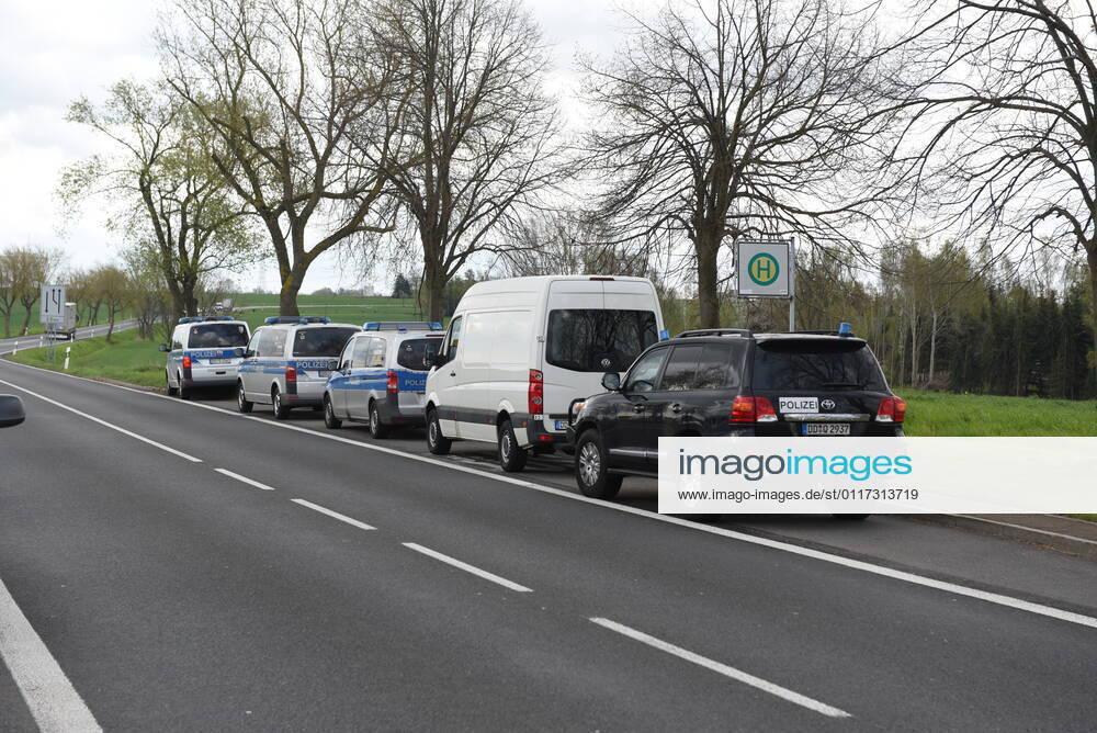 Heyda - Internat. KFZ-Kriminalität: Polizei durchsucht Werkstatt und nimmt Personen fest 06.05.2021 gegen 9 Uhr Waldheim OT Heyda, Hainichener Straße 9 Döbeln OT Neudorf, Knobelsdorfer Straße Fotograf: LausitzNews Erik-Holm Langhof Mehrere Polizeikräfte der Polizeidirektion Chemnitz und des sächsischen Landeskriminalamtes haben am Donnerstagmorgen ein Gelände eines Autoservice im Waldheimer Ortsteil Heyda durchsucht. Wie Polizeisprecher Andrzej Rydzik mitteilt, sei die Durchsuchung des Autoservice Heyda im Auftrag der Staatsanwaltschaft Chemnitz erfolgt. Es laufe ein Ermittlungsverfahren aufgrund internationalen Kfz-Diebstahls bzw. Kfz-Verschiebung. Bei der Durchsuchungsmaßnahmen habe die Polizei mehrere Beweismittel sichergestellt,
