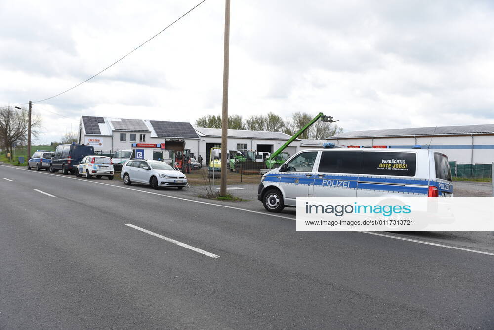 Heyda - Internat. KFZ-Kriminalität: Polizei durchsucht Werkstatt und nimmt Personen fest 06.05.2021 gegen 9 Uhr Waldheim OT Heyda, Hainichener Straße 9 Döbeln OT Neudorf, Knobelsdorfer Straße Fotograf: LausitzNews Erik-Holm Langhof Mehrere Polizeikräfte der Polizeidirektion Chemnitz und des sächsischen Landeskriminalamtes haben am Donnerstagmorgen ein Gelände eines Autoservice im Waldheimer Ortsteil Heyda durchsucht. Wie Polizeisprecher Andrzej Rydzik mitteilt, sei die Durchsuchung des Autoservice Heyda im Auftrag der Staatsanwaltschaft Chemnitz erfolgt. Es laufe ein Ermittlungsverfahren aufgrund internationalen Kfz-Diebstahls bzw. Kfz-Verschiebung. Bei der Durchsuchungsmaßnahmen habe die Polizei mehrere Beweismittel sichergestellt,
