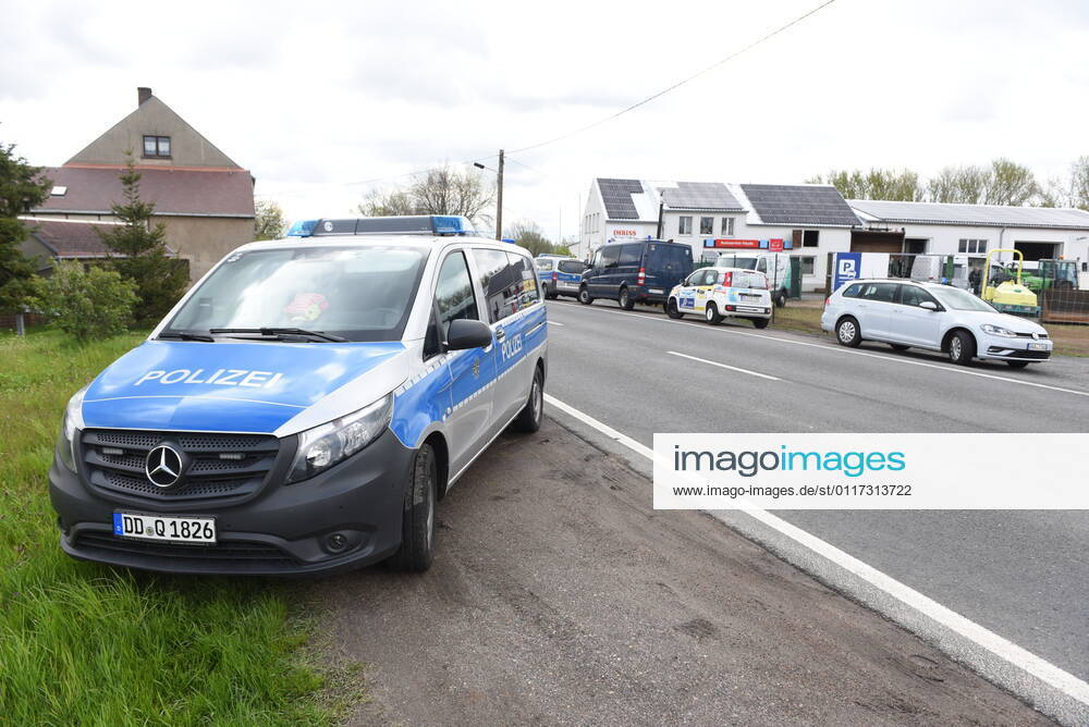 Heyda - Internat. KFZ-Kriminalität: Polizei durchsucht Werkstatt und nimmt Personen fest 06.05.2021 gegen 9 Uhr Waldheim OT Heyda, Hainichener Straße 9 Döbeln OT Neudorf, Knobelsdorfer Straße Fotograf: LausitzNews Erik-Holm Langhof Mehrere Polizeikräfte der Polizeidirektion Chemnitz und des sächsischen Landeskriminalamtes haben am Donnerstagmorgen ein Gelände eines Autoservice im Waldheimer Ortsteil Heyda durchsucht. Wie Polizeisprecher Andrzej Rydzik mitteilt, sei die Durchsuchung des Autoservice Heyda im Auftrag der Staatsanwaltschaft Chemnitz erfolgt. Es laufe ein Ermittlungsverfahren aufgrund internationalen Kfz-Diebstahls bzw. Kfz-Verschiebung. Bei der Durchsuchungsmaßnahmen habe die Polizei mehrere Beweismittel sichergestellt,
