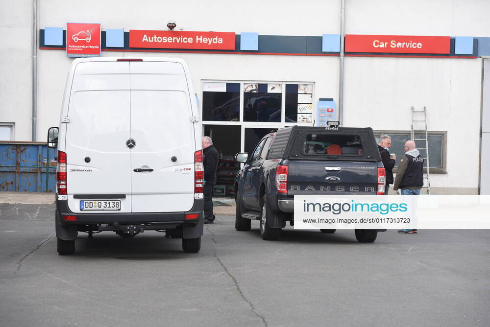Heyda - Internat. KFZ-Kriminalität: Polizei durchsucht Werkstatt und nimmt Personen fest 06.05.2021 gegen 9 Uhr Waldheim OT Heyda, Hainichener Straße 9 Döbeln OT Neudorf, Knobelsdorfer Straße Fotograf: LausitzNews Erik-Holm Langhof Mehrere Polizeikräfte der Polizeidirektion Chemnitz und des sächsischen Landeskriminalamtes haben am Donnerstagmorgen ein Gelände eines Autoservice im Waldheimer Ortsteil Heyda durchsucht. Wie Polizeisprecher Andrzej Rydzik mitteilt, sei die Durchsuchung des Autoservice Heyda im Auftrag der Staatsanwaltschaft Chemnitz erfolgt. Es laufe ein Ermittlungsverfahren aufgrund internationalen Kfz-Diebstahls bzw. Kfz-Verschiebung. Bei der Durchsuchungsmaßnahmen habe die Polizei mehrere Beweismittel sichergestellt,