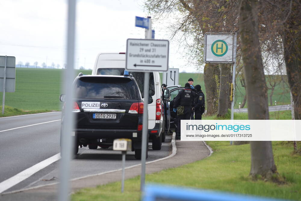Heyda - Internat. KFZ-Kriminalität: Polizei durchsucht Werkstatt und nimmt Personen fest 06.05.2021 gegen 9 Uhr Waldheim OT Heyda, Hainichener Straße 9 Döbeln OT Neudorf, Knobelsdorfer Straße Fotograf: LausitzNews Erik-Holm Langhof Mehrere Polizeikräfte der Polizeidirektion Chemnitz und des sächsischen Landeskriminalamtes haben am Donnerstagmorgen ein Gelände eines Autoservice im Waldheimer Ortsteil Heyda durchsucht. Wie Polizeisprecher Andrzej Rydzik mitteilt, sei die Durchsuchung des Autoservice Heyda im Auftrag der Staatsanwaltschaft Chemnitz erfolgt. Es laufe ein Ermittlungsverfahren aufgrund internationalen Kfz-Diebstahls bzw. Kfz-Verschiebung. Bei der Durchsuchungsmaßnahmen habe die Polizei mehrere Beweismittel sichergestellt,