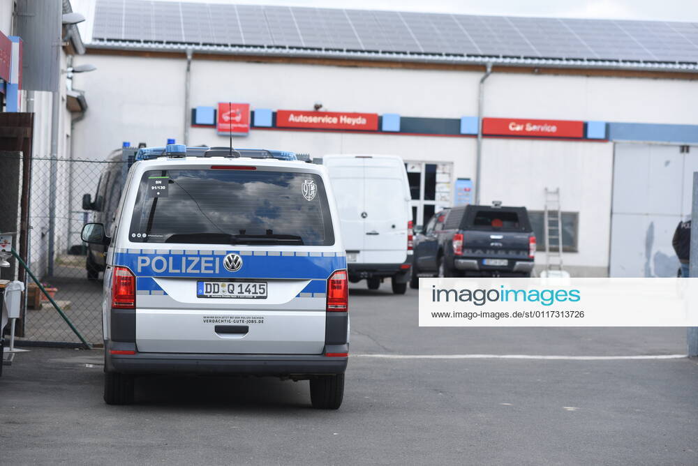 Heyda - Internat. KFZ-Kriminalität: Polizei durchsucht Werkstatt und nimmt Personen fest 06.05.2021 gegen 9 Uhr Waldheim OT Heyda, Hainichener Straße 9 Döbeln OT Neudorf, Knobelsdorfer Straße Fotograf: LausitzNews Erik-Holm Langhof Mehrere Polizeikräfte der Polizeidirektion Chemnitz und des sächsischen Landeskriminalamtes haben am Donnerstagmorgen ein Gelände eines Autoservice im Waldheimer Ortsteil Heyda durchsucht. Wie Polizeisprecher Andrzej Rydzik mitteilt, sei die Durchsuchung des Autoservice Heyda im Auftrag der Staatsanwaltschaft Chemnitz erfolgt. Es laufe ein Ermittlungsverfahren aufgrund internationalen Kfz-Diebstahls bzw. Kfz-Verschiebung. Bei der Durchsuchungsmaßnahmen habe die Polizei mehrere Beweismittel sichergestellt,
