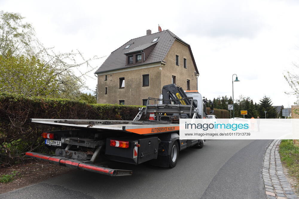 Heyda - Internat. KFZ-Kriminalität: Polizei durchsucht Werkstatt und nimmt Personen fest 06.05.2021 gegen 9 Uhr Waldheim OT Heyda, Hainichener Straße 9 Döbeln OT Neudorf, Knobelsdorfer Straße Fotograf: LausitzNews Erik-Holm Langhof Mehrere Polizeikräfte der Polizeidirektion Chemnitz und des sächsischen Landeskriminalamtes haben am Donnerstagmorgen ein Gelände eines Autoservice im Waldheimer Ortsteil Heyda durchsucht. Wie Polizeisprecher Andrzej Rydzik mitteilt, sei die Durchsuchung des Autoservice Heyda im Auftrag der Staatsanwaltschaft Chemnitz erfolgt. Es laufe ein Ermittlungsverfahren aufgrund internationalen Kfz-Diebstahls bzw. Kfz-Verschiebung. Bei der Durchsuchungsmaßnahmen habe die Polizei mehrere Beweismittel sichergestellt,