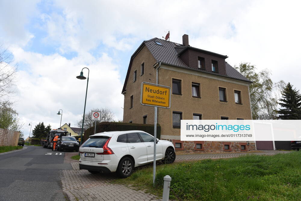Heyda - Internat. KFZ-Kriminalität: Polizei durchsucht Werkstatt und nimmt Personen fest 06.05.2021 gegen 9 Uhr Waldheim OT Heyda, Hainichener Straße 9 Döbeln OT Neudorf, Knobelsdorfer Straße Fotograf: LausitzNews Erik-Holm Langhof Mehrere Polizeikräfte der Polizeidirektion Chemnitz und des sächsischen Landeskriminalamtes haben am Donnerstagmorgen ein Gelände eines Autoservice im Waldheimer Ortsteil Heyda durchsucht. Wie Polizeisprecher Andrzej Rydzik mitteilt, sei die Durchsuchung des Autoservice Heyda im Auftrag der Staatsanwaltschaft Chemnitz erfolgt. Es laufe ein Ermittlungsverfahren aufgrund internationalen Kfz-Diebstahls bzw. Kfz-Verschiebung. Bei der Durchsuchungsmaßnahmen habe die Polizei mehrere Beweismittel sichergestellt,