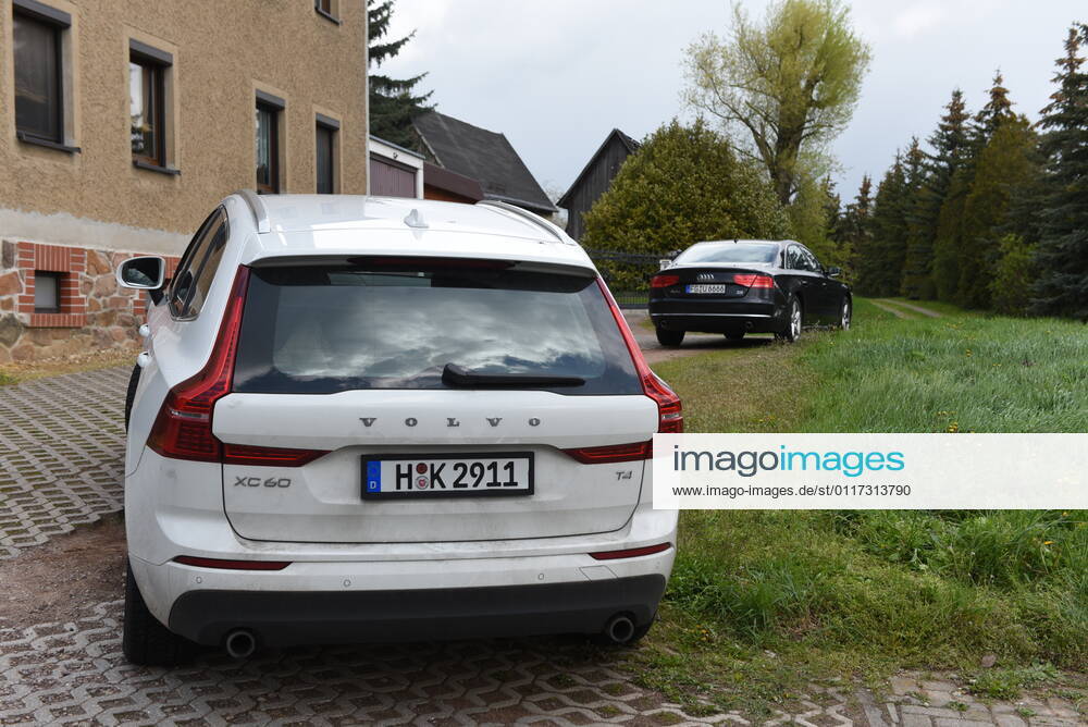 Heyda - Internat. KFZ-Kriminalität: Polizei durchsucht Werkstatt und nimmt Personen fest 06.05.2021 gegen 9 Uhr Waldheim OT Heyda, Hainichener Straße 9 Döbeln OT Neudorf, Knobelsdorfer Straße Fotograf: LausitzNews Erik-Holm Langhof Mehrere Polizeikräfte der Polizeidirektion Chemnitz und des sächsischen Landeskriminalamtes haben am Donnerstagmorgen ein Gelände eines Autoservice im Waldheimer Ortsteil Heyda durchsucht. Wie Polizeisprecher Andrzej Rydzik mitteilt, sei die Durchsuchung des Autoservice Heyda im Auftrag der Staatsanwaltschaft Chemnitz erfolgt. Es laufe ein Ermittlungsverfahren aufgrund internationalen Kfz-Diebstahls bzw. Kfz-Verschiebung. Bei der Durchsuchungsmaßnahmen habe die Polizei mehrere Beweismittel sichergestellt,