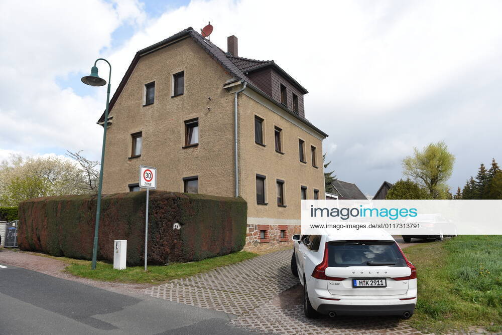 Heyda - Internat. KFZ-Kriminalität: Polizei durchsucht Werkstatt und nimmt Personen fest 06.05.2021 gegen 9 Uhr Waldheim OT Heyda, Hainichener Straße 9 Döbeln OT Neudorf, Knobelsdorfer Straße Fotograf: LausitzNews Erik-Holm Langhof Mehrere Polizeikräfte der Polizeidirektion Chemnitz und des sächsischen Landeskriminalamtes haben am Donnerstagmorgen ein Gelände eines Autoservice im Waldheimer Ortsteil Heyda durchsucht. Wie Polizeisprecher Andrzej Rydzik mitteilt, sei die Durchsuchung des Autoservice Heyda im Auftrag der Staatsanwaltschaft Chemnitz erfolgt. Es laufe ein Ermittlungsverfahren aufgrund internationalen Kfz-Diebstahls bzw. Kfz-Verschiebung. Bei der Durchsuchungsmaßnahmen habe die Polizei mehrere Beweismittel sichergestellt,