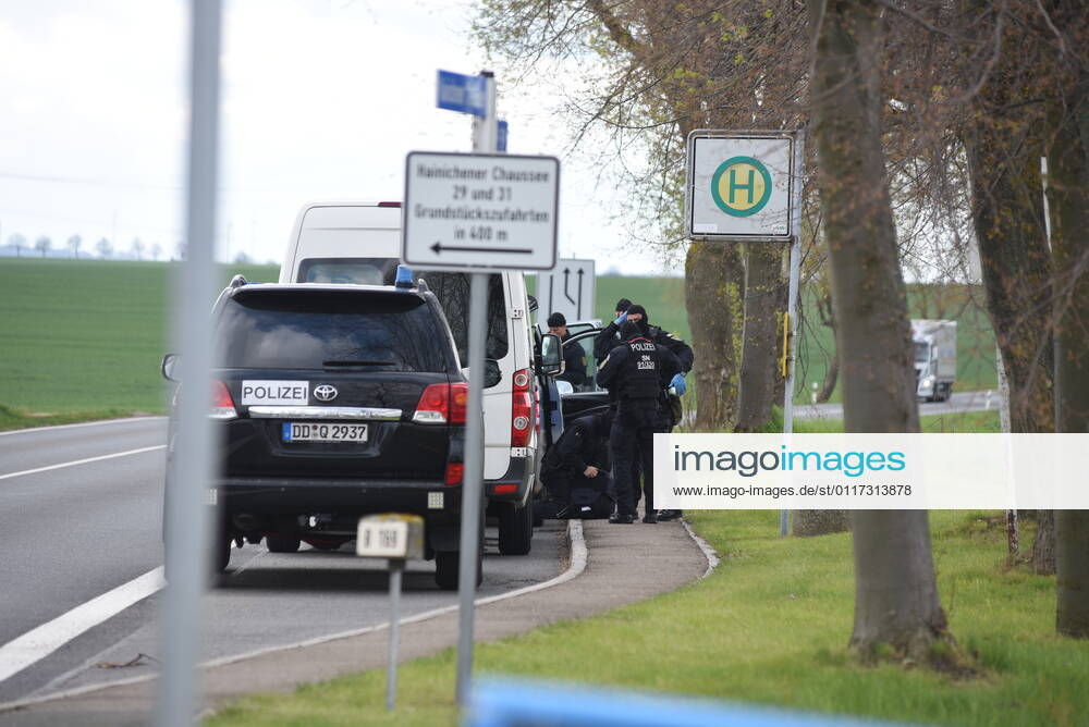 Heyda - Internat. KFZ-Kriminalität: Polizei durchsucht Werkstatt und nimmt Personen fest 06.05.2021 gegen 9 Uhr Waldheim OT Heyda, Hainichener Straße 9 Döbeln OT Neudorf, Knobelsdorfer Straße Fotograf: LausitzNews Erik-Holm Langhof Mehrere Polizeikräfte der Polizeidirektion Chemnitz und des sächsischen Landeskriminalamtes haben am Donnerstagmorgen ein Gelände eines Autoservice im Waldheimer Ortsteil Heyda durchsucht. Wie Polizeisprecher Andrzej Rydzik mitteilt, sei die Durchsuchung des Autoservice Heyda im Auftrag der Staatsanwaltschaft Chemnitz erfolgt. Es laufe ein Ermittlungsverfahren aufgrund internationalen Kfz-Diebstahls bzw. Kfz-Verschiebung. Bei der Durchsuchungsmaßnahmen habe die Polizei mehrere Beweismittel sichergestellt,