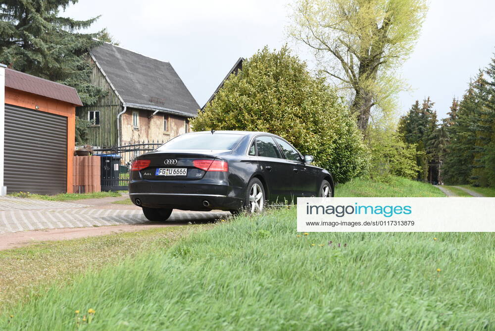 Heyda - Internat. KFZ-Kriminalität: Polizei durchsucht Werkstatt und nimmt Personen fest 06.05.2021 gegen 9 Uhr Waldheim OT Heyda, Hainichener Straße 9 Döbeln OT Neudorf, Knobelsdorfer Straße Fotograf: LausitzNews Erik-Holm Langhof Mehrere Polizeikräfte der Polizeidirektion Chemnitz und des sächsischen Landeskriminalamtes haben am Donnerstagmorgen ein Gelände eines Autoservice im Waldheimer Ortsteil Heyda durchsucht. Wie Polizeisprecher Andrzej Rydzik mitteilt, sei die Durchsuchung des Autoservice Heyda im Auftrag der Staatsanwaltschaft Chemnitz erfolgt. Es laufe ein Ermittlungsverfahren aufgrund internationalen Kfz-Diebstahls bzw. Kfz-Verschiebung. Bei der Durchsuchungsmaßnahmen habe die Polizei mehrere Beweismittel sichergestellt,