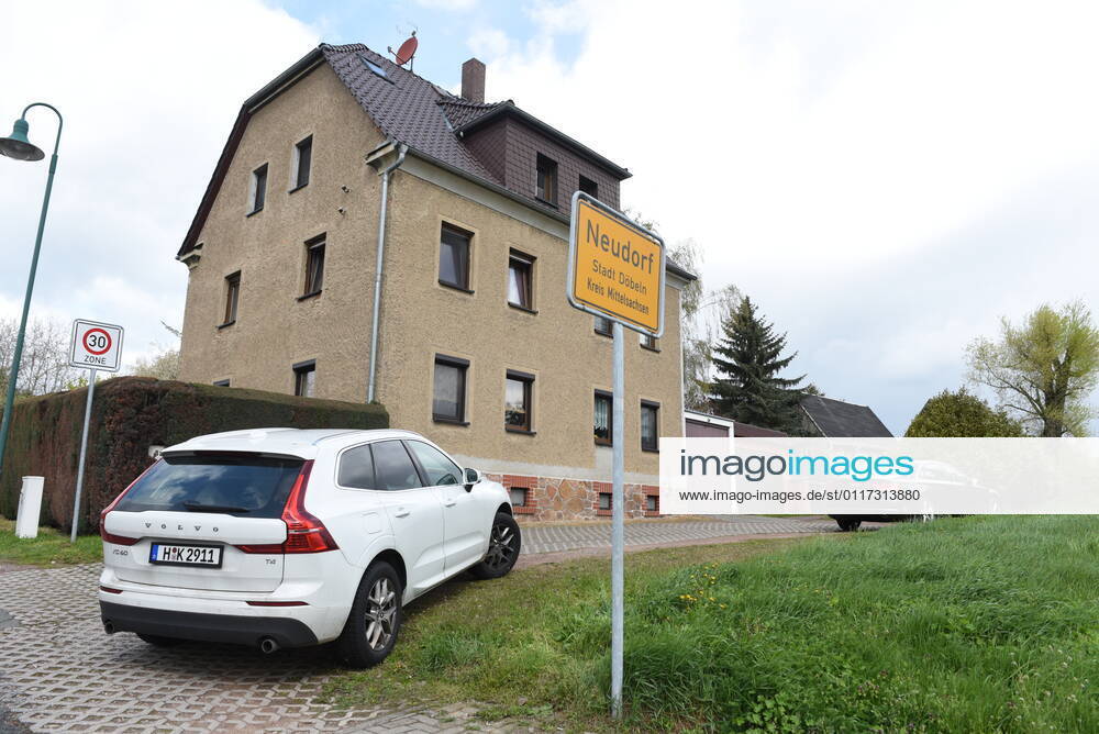 Heyda - Internat. KFZ-Kriminalität: Polizei durchsucht Werkstatt und nimmt Personen fest 06.05.2021 gegen 9 Uhr Waldheim OT Heyda, Hainichener Straße 9 Döbeln OT Neudorf, Knobelsdorfer Straße Fotograf: LausitzNews Erik-Holm Langhof Mehrere Polizeikräfte der Polizeidirektion Chemnitz und des sächsischen Landeskriminalamtes haben am Donnerstagmorgen ein Gelände eines Autoservice im Waldheimer Ortsteil Heyda durchsucht. Wie Polizeisprecher Andrzej Rydzik mitteilt, sei die Durchsuchung des Autoservice Heyda im Auftrag der Staatsanwaltschaft Chemnitz erfolgt. Es laufe ein Ermittlungsverfahren aufgrund internationalen Kfz-Diebstahls bzw. Kfz-Verschiebung. Bei der Durchsuchungsmaßnahmen habe die Polizei mehrere Beweismittel sichergestellt,