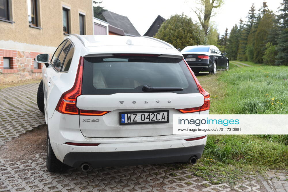 Heyda - Internat. KFZ-Kriminalität: Polizei durchsucht Werkstatt und nimmt Personen fest 06.05.2021 gegen 9 Uhr Waldheim OT Heyda, Hainichener Straße 9 Döbeln OT Neudorf, Knobelsdorfer Straße Fotograf: LausitzNews Erik-Holm Langhof Mehrere Polizeikräfte der Polizeidirektion Chemnitz und des sächsischen Landeskriminalamtes haben am Donnerstagmorgen ein Gelände eines Autoservice im Waldheimer Ortsteil Heyda durchsucht. Wie Polizeisprecher Andrzej Rydzik mitteilt, sei die Durchsuchung des Autoservice Heyda im Auftrag der Staatsanwaltschaft Chemnitz erfolgt. Es laufe ein Ermittlungsverfahren aufgrund internationalen Kfz-Diebstahls bzw. Kfz-Verschiebung. Bei der Durchsuchungsmaßnahmen habe die Polizei mehrere Beweismittel sichergestellt,