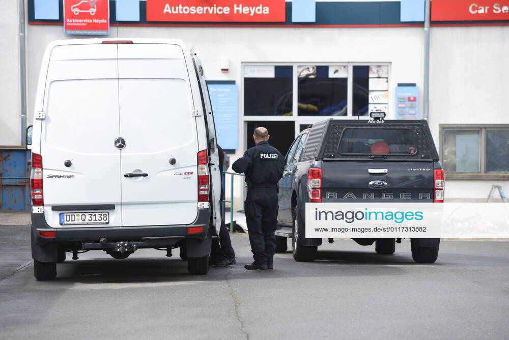 Heyda - Internat. KFZ-Kriminalität: Polizei durchsucht Werkstatt und nimmt Personen fest 06.05.2021 gegen 9 Uhr Waldheim OT Heyda, Hainichener Straße 9 Döbeln OT Neudorf, Knobelsdorfer Straße Fotograf: LausitzNews Erik-Holm Langhof Mehrere Polizeikräfte der Polizeidirektion Chemnitz und des sächsischen Landeskriminalamtes haben am Donnerstagmorgen ein Gelände eines Autoservice im Waldheimer Ortsteil Heyda durchsucht. Wie Polizeisprecher Andrzej Rydzik mitteilt, sei die Durchsuchung des Autoservice Heyda im Auftrag der Staatsanwaltschaft Chemnitz erfolgt. Es laufe ein Ermittlungsverfahren aufgrund internationalen Kfz-Diebstahls bzw. Kfz-Verschiebung. Bei der Durchsuchungsmaßnahmen habe die Polizei mehrere Beweismittel sichergestellt,