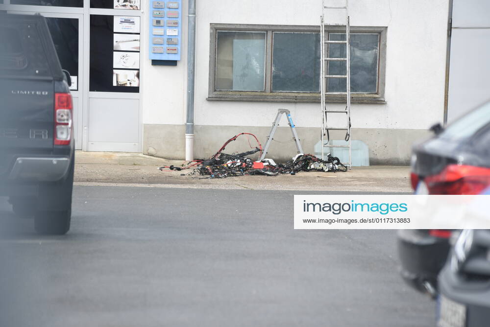 Heyda - Internat. KFZ-Kriminalität: Polizei durchsucht Werkstatt und nimmt Personen fest 06.05.2021 gegen 9 Uhr Waldheim OT Heyda, Hainichener Straße 9 Döbeln OT Neudorf, Knobelsdorfer Straße Fotograf: LausitzNews Erik-Holm Langhof Mehrere Polizeikräfte der Polizeidirektion Chemnitz und des sächsischen Landeskriminalamtes haben am Donnerstagmorgen ein Gelände eines Autoservice im Waldheimer Ortsteil Heyda durchsucht. Wie Polizeisprecher Andrzej Rydzik mitteilt, sei die Durchsuchung des Autoservice Heyda im Auftrag der Staatsanwaltschaft Chemnitz erfolgt. Es laufe ein Ermittlungsverfahren aufgrund internationalen Kfz-Diebstahls bzw. Kfz-Verschiebung. Bei der Durchsuchungsmaßnahmen habe die Polizei mehrere Beweismittel sichergestellt,