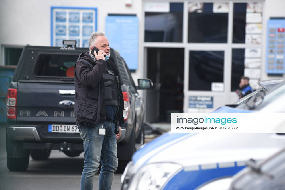Heyda - Internat. KFZ-Kriminalität: Polizei durchsucht Werkstatt und nimmt Personen fest 06.05.2021 gegen 9 Uhr Waldheim OT Heyda, Hainichener Straße 9 Döbeln OT Neudorf, Knobelsdorfer Straße Fotograf: LausitzNews Erik-Holm Langhof Mehrere Polizeikräfte der Polizeidirektion Chemnitz und des sächsischen Landeskriminalamtes haben am Donnerstagmorgen ein Gelände eines Autoservice im Waldheimer Ortsteil Heyda durchsucht. Wie Polizeisprecher Andrzej Rydzik mitteilt, sei die Durchsuchung des Autoservice Heyda im Auftrag der Staatsanwaltschaft Chemnitz erfolgt. Es laufe ein Ermittlungsverfahren aufgrund internationalen Kfz-Diebstahls bzw. Kfz-Verschiebung. Bei der Durchsuchungsmaßnahmen habe die Polizei mehrere Beweismittel sichergestellt,