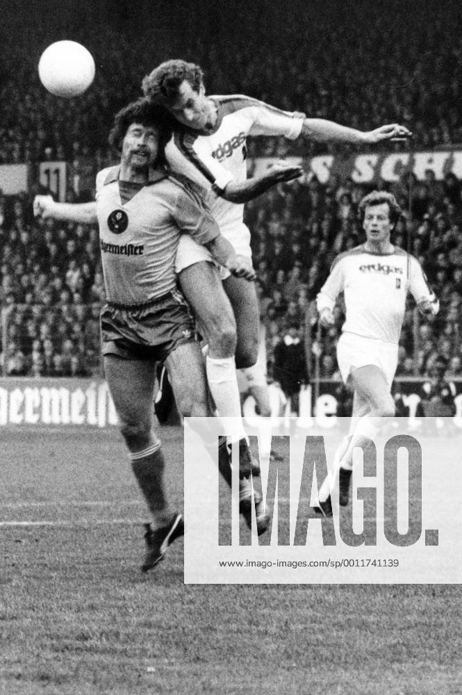 Paul Breitner (Eintracht Braunschweig, li.) gegen Rainer Bonhof, re. Herbert -Hacki- Wimmer (beide Borussia Mönchengladbach)