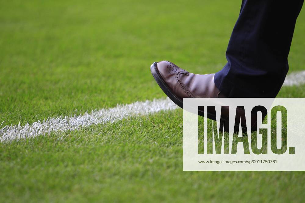 Football - soccer: first division germany, 1. Bundesliga 2012 2013, Ein Trainer tritt mit seinen braunen Lederschuhen an die Seitenlinie vor ZWEIx xPhilippxSzyzax
