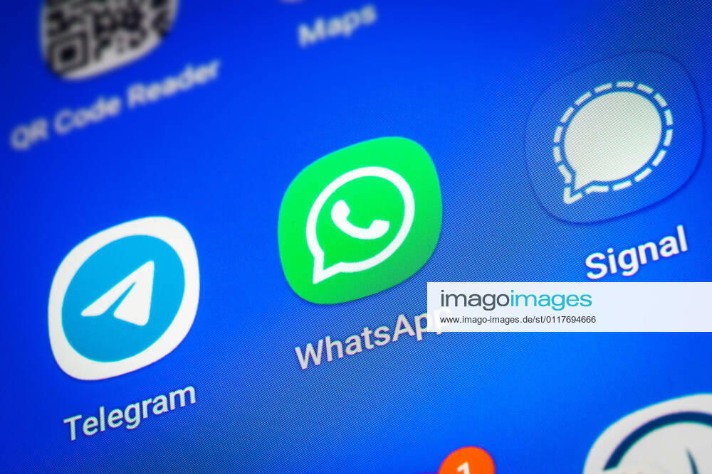 Logos der Social-Media Messenger-Apps Telegram, WhatsApp und Signal auf dem Bidschirm eines Smartpones
