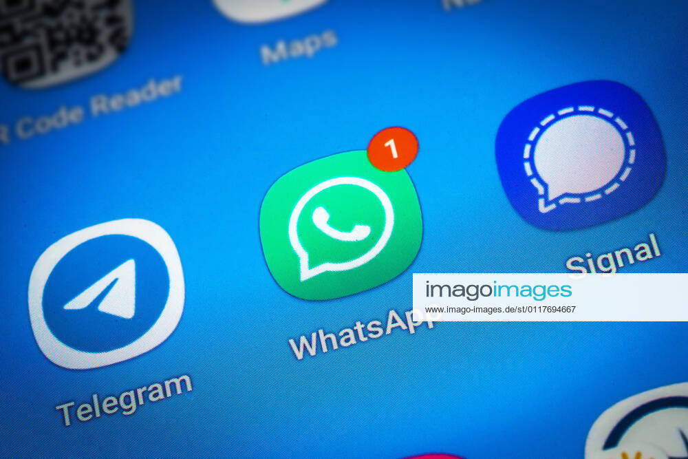 Logos der Social-Media Messenger-Apps Telegram, WhatsApp und Signal auf dem Bidschirm eines Smartpones