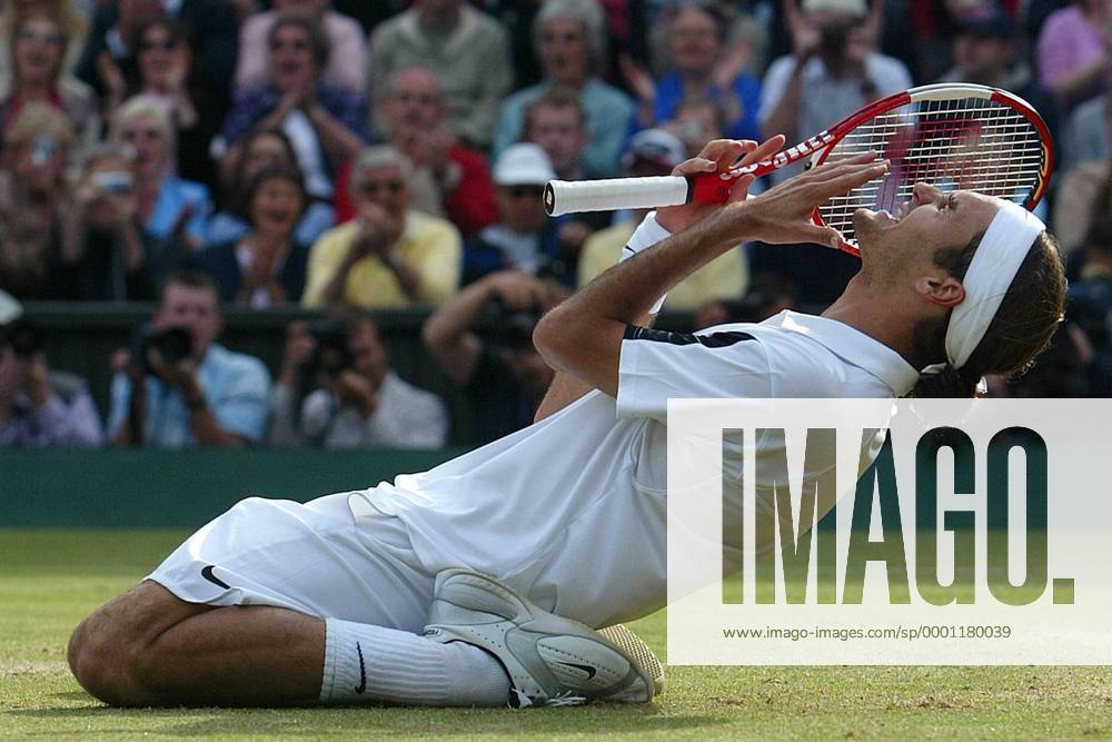 Roger Federer (Schweiz) wiederholt 2004 in Wimbledon seinen Vorjahreserfolg Tennis Herren All England Championships 2004, Grand Slam, ATP-Tour, Rasen, Rasenplatz, Rasentennis, Rasenturnier Einzelbild Wimbledon, Finale, Endspiel, London Freude, Begeisterung,